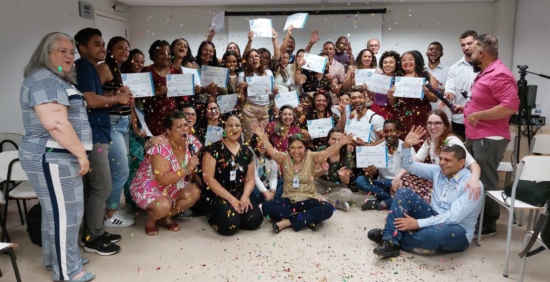 foto-certificado-turma-cursos-abrace-seu-Bairro-hsl.jpg