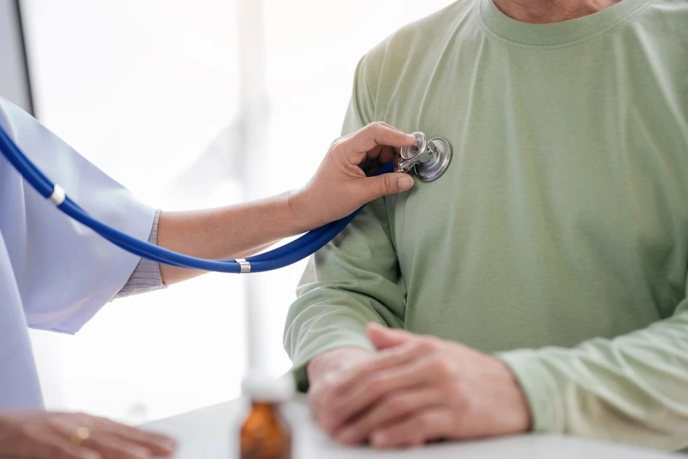 médica usando estetoscópio para ouvir o batimento cardíaco.webp