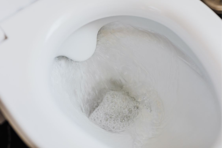 foto de cima de uma privada dando descarga