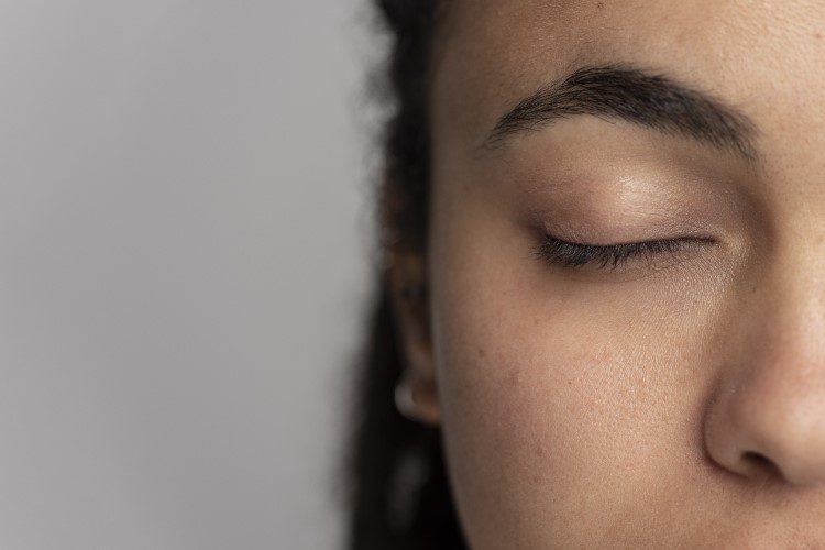 foto de perto do resto de uma menina com os olhos fechados