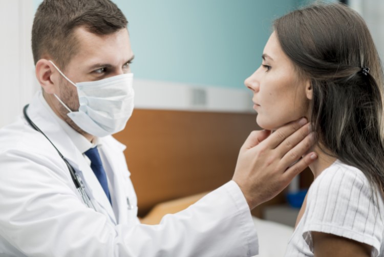 foto de médico examinando a garganta de uma paciente